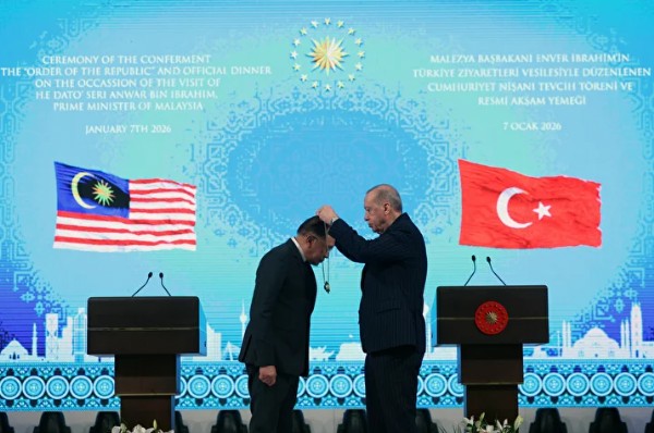 Cumhurbaşkanı Erdoğan'dan Malezya Başbakanı İbrahim'e Cumhuriyet nişanı